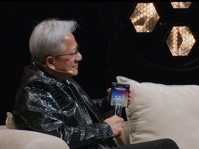 Глава Nvidia Дженсен Хуанг публично показал Samsung Galaxy Z Fold 8