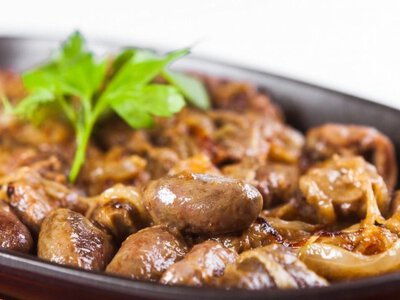 Курячі серця у вершково-сирному соусі: як зробити субпродукти м’якими