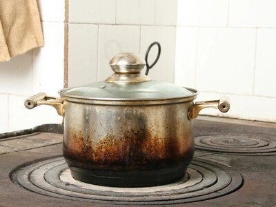 Две ложки этого продукта — и кастрюля из нержавейки будет блестеть как новая: хитрость против пятен