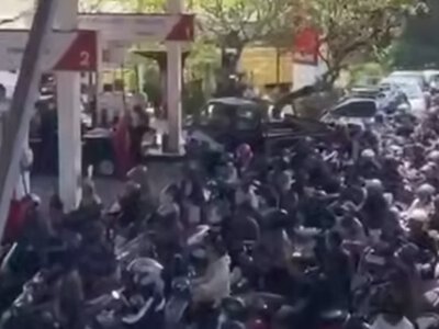  На Бали возник дефицит бензина: у АЗС выстроились длинные очереди 
