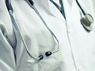 Медицинские ошибки и компенсация вреда пациентам: почему юристы и депутаты критикуют законопроект №16110