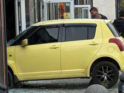 В Днепре на ж/м Тополь Suzuki въехал в барбершоп: подробности с места ДТП