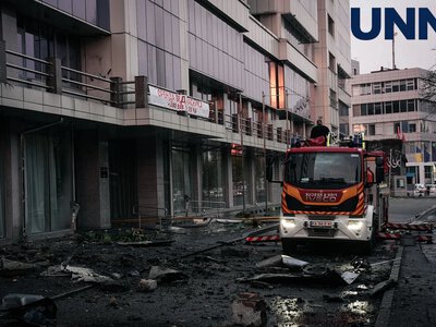 В Киеве вражеский дрон попал в офисное здание — кадры с места событий