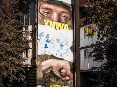 Ты никогда не будешь идти один: в Ивано-Франковске почтили память погибшего бойца Азова муралом
