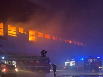 10 ударов за день и 5 пожаров: в Хмельницком оккупанты почти уничтожили последний логистический хаб Эпицентра