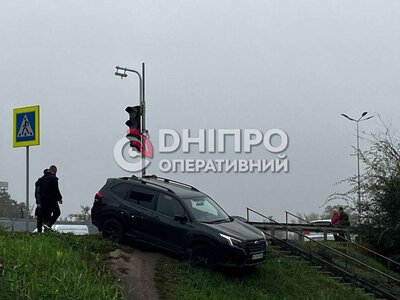 В пригороде Днепра автомобиль Subaru вылетел на обочину возле пешеходного перехода