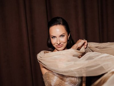 Кристина Горняк показала роскошное золотое платье на своем 40-летии: невозможно отвести взгляд