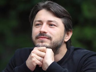 Сергей Притула восхитил сеть редкой осенней фотосессией с женой и детьми