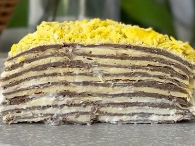 Печінковий торт з омлетними млинцями: ніжна святкова закуска з часниковим соусом