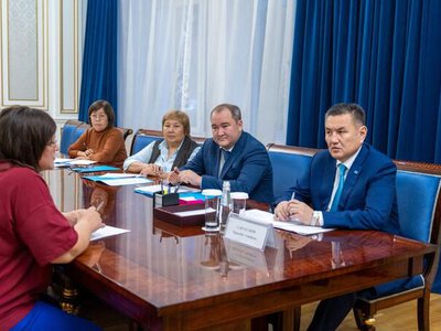 Вопросы состояния дорог и развития ресторанного бизнеса: аким ВКО провел прием граждан