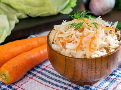 Хрустит как свежая уже на третьи сутки: быстрый рецепт квашеной капусты без уксуса