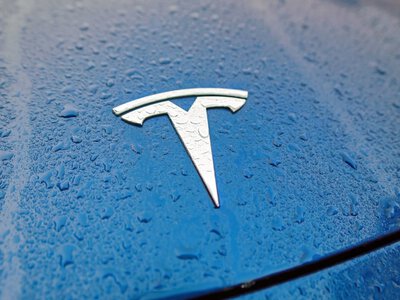 Tesla представит новое поколение спорткара Roadster после почти девяти лет ожидания