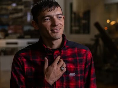Почти три года в российском плену, а после возвращения — судебные разбирательства по поводу выплат: делом морпеха Самбура занялись правоохранительные органы