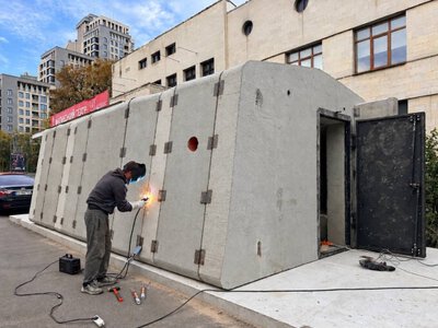 Первое мобильное укрытие рядом с остановкой общественного транспорта обустраивают в Киеве