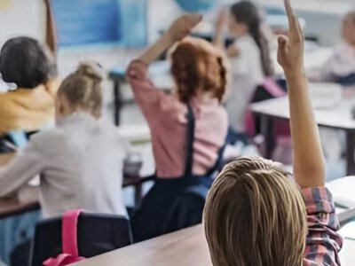 Правительство разрешило школам сочетать очное и дистанционное обучение во время длительных тревог