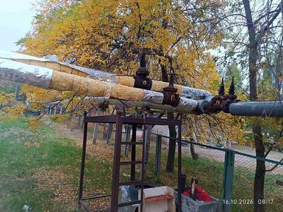 В Николаеве срывают теплоизоляцию теплотрасс, используя ее для собачьих будок