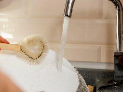 Что нельзя хранить под раковиной: 9 вещей, которые лучше убрать из кухонного шкафа