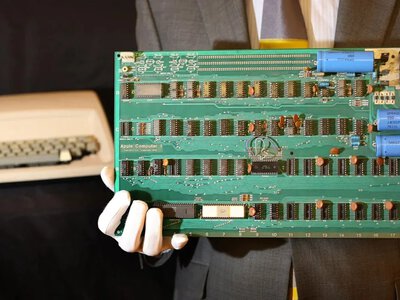 Редкий компьютер Apple с подписью Возняка продали за рекордные $1,15 млн