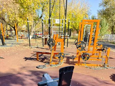 Новые тренажеры для жителей с особыми потребностями установили в столичном парке