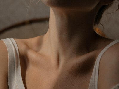 Шкіра декольте старіє непомітно: дев’ять звичок у догляді, які посилюють сухість і подразнення