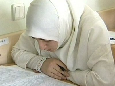 Хиджаб или школа? Новые правила в Азербайджане вызвали волну протестов