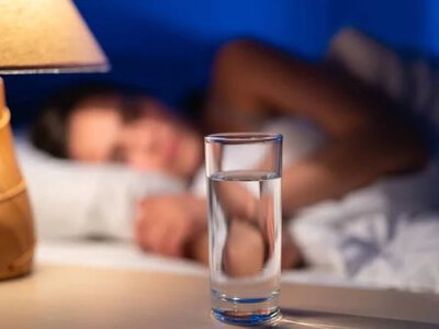 Пить воду перед сном: мифы и реальные последствия