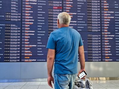 Россия: аэропорты Москвы за ночь задержали и отменили более 350 рейсов