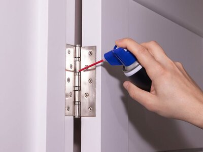 Двері скриплять при кожному русі: коли достатньо мастила, а коли потрібен ремонт петель
