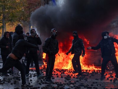 В Албании во время антиправительственных протестов произошли столкновения с полицией