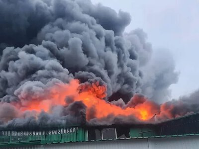 На Волыни после российского удара горят склады и производственные здания: жителей призвали покинуть дома