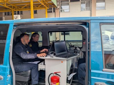 Таможня сможет оформлять грузы даже во время блекаутов: первый мобильный пункт протестировали в Закарпатье