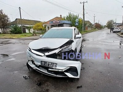 Автомобиль развернуло в обратную сторону: BYD не пропустил Volkswagen на перекрестке в Николаеве