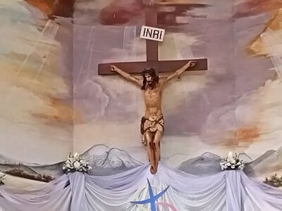 Священник погиб во время мессы: на него упал крест прямо во время прямой трансляции (видео 18+)
