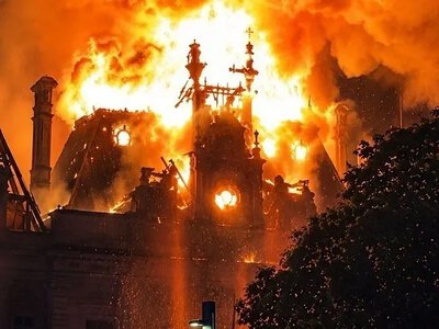 Во Франции обрушилась 43-метровая колокольня - здание подожгли протестующие (видео)