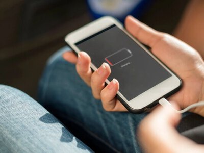 Свет могут отключить в любой момент: как зарядить телефон быстрее — 5 простых правил