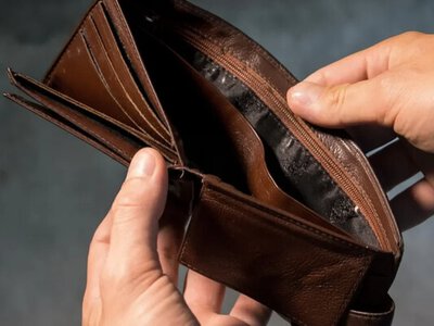 Каждый четвертый украинец покупает продукты и одежду в кредит: результаты опроса