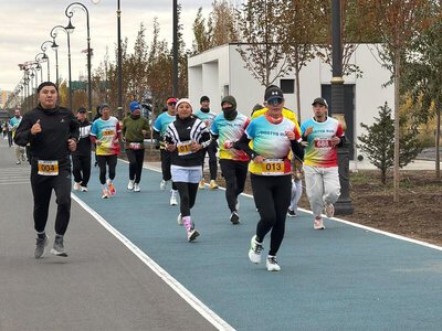 В Астане прошёл международный забег «Dostyq Run 2026»