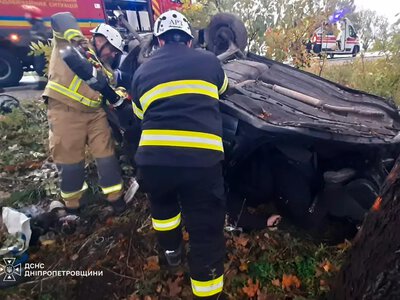 Пассажиров выбросило из авто: в Днепре ВАЗ перевернулся вверх дном и разлетелся на обломки
