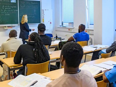 Германия ужесточит экзамены по немецкому языку для мигрантов — в чем причина