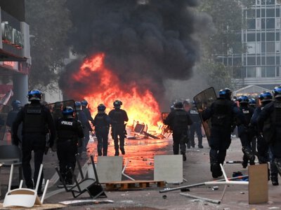 Масштабные беспорядки во Франции: власти вводят «точечные» комендантские часы и ищут «гениев» протеста