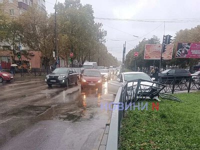 На проспекте в Николаеве из-за удара Hyundai врезался в забор: огромная пробка