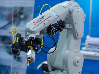  Foxconn из Тайваня покупает половину автомобильного бизнеса Mitsubishi Electric 