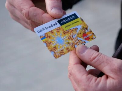 Один из банков будет списывать за дополнительными деньгами со счетов клиентов: кого касаются новые правила