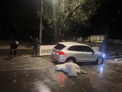 В Николаеве Porsche застрял в яме: вытаскивать внедорожник пришлось трамваем (видео)