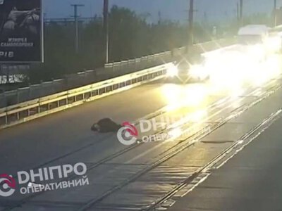 В Днепре на Амурском мосту автомобиль сбил женщину: видео ДТП