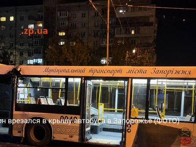 FPV-дрон врезался в крышу автобуса в Запорожье (ФОТО)