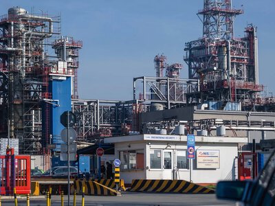 Сербия объявила о соглашении по продаже российской доли в NIS венгерской MOL — что это означает