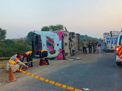  Автобус с пассажирами перевернулся на трассе в Пакистане: десятки пострадавших 