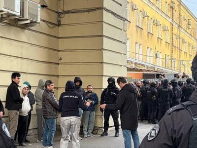 «Приехали в мечеть, а здесь ОМОН». Молитва в Петербурге закончилась рейдом