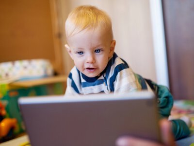 Частое использование экранов для успокоения малышей может вызвать обратный эффект
